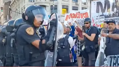 La Policía reprimió a trabajadores despedidos que cortaron la 9 de julio La Policía reprimió a trabajadores despedidos que cortaron la 9 de julio
