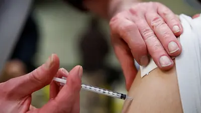 La UE respalda la aprobación de la vacuna de Moderna contra el COVID y la gripe La UE respalda la aprobación de la vacuna de Moderna contra el COVID y la gripe