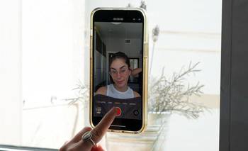 Feminista española víctima de abusos generados por IA exige regulaciones más estrictas en internet | Sociales