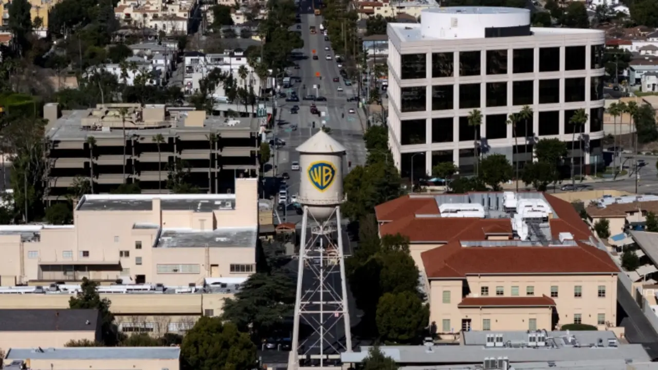 Warner Bros firma venta a Paramount por 110.000 millones de dólares, dice ejecutivo en reunión