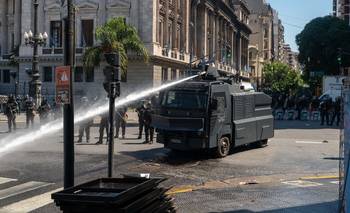 Ya sin manifestantes, un Congreso militarizado define la reforma laboral | El conflicto social