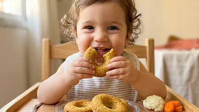 Niño comiendo donut. Niño comiendo donut.
