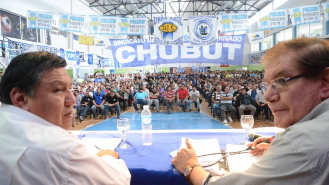 Petroleros ahora moderan reclamo salarial: pedirán aumentos de entre 18% y 22%