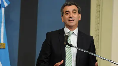Randazzo criticó a Clarín y lo acusó de querer "poner al presidente" Randazzo criticó a Clarín y lo acusó de querer "poner al presidente"