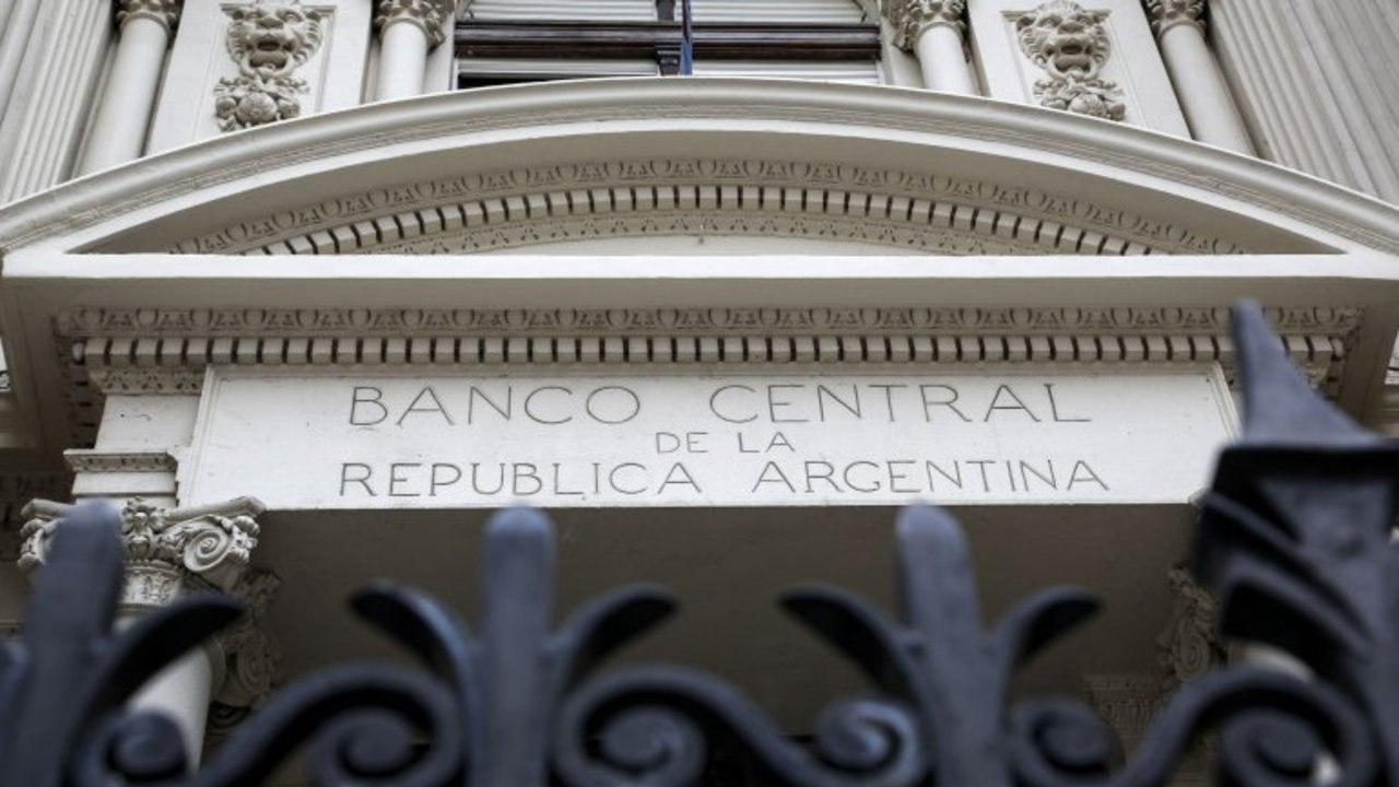 Cotización del dólar: rompió el techo de los $16 y las reservas son cada vez menos