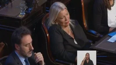 Video: ¿Carrió se quedó dormida en pleno discurso de Macri? Video: ¿Carrió se quedó dormida en pleno discurso de Macri?