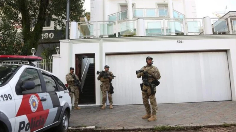 La Policía de Brasil allanó la casa de Lula y lo detuvo para declarar