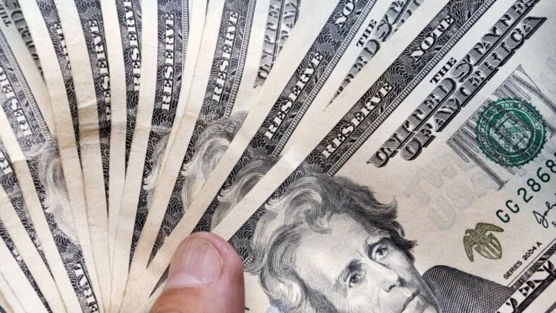 El dólar opera estable a $15,49
