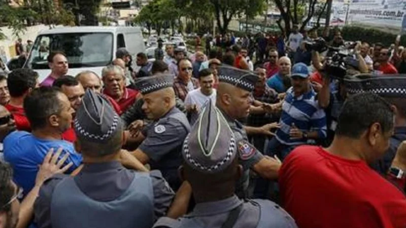 Incidentes entre facciones a favor y en contra frente a la casa de Lula