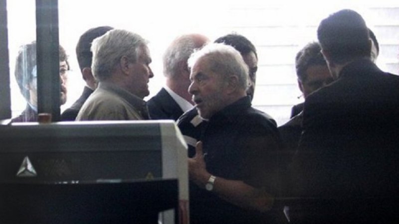 Lula declaró y se instaló en la sede del Partido de los Trabajadores