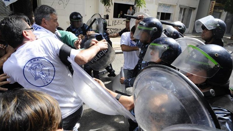 Reprimieron a trabajadores de la educación en La Plata
