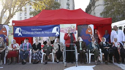 Fuerte embestida contra las Madres: las multaron tras su ronda en Plaza de Mayo Fuerte embestida contra las Madres: las multaron tras su ronda en Plaza de Mayo