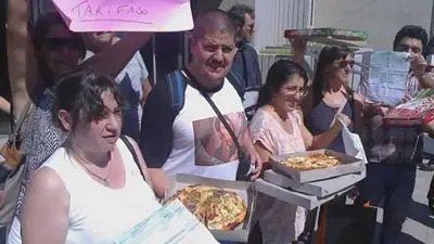 A lo Prat Gay: fueron a pagar las facturas de luz con dos pizzas A lo Prat Gay: fueron a pagar las facturas de luz con dos pizzas