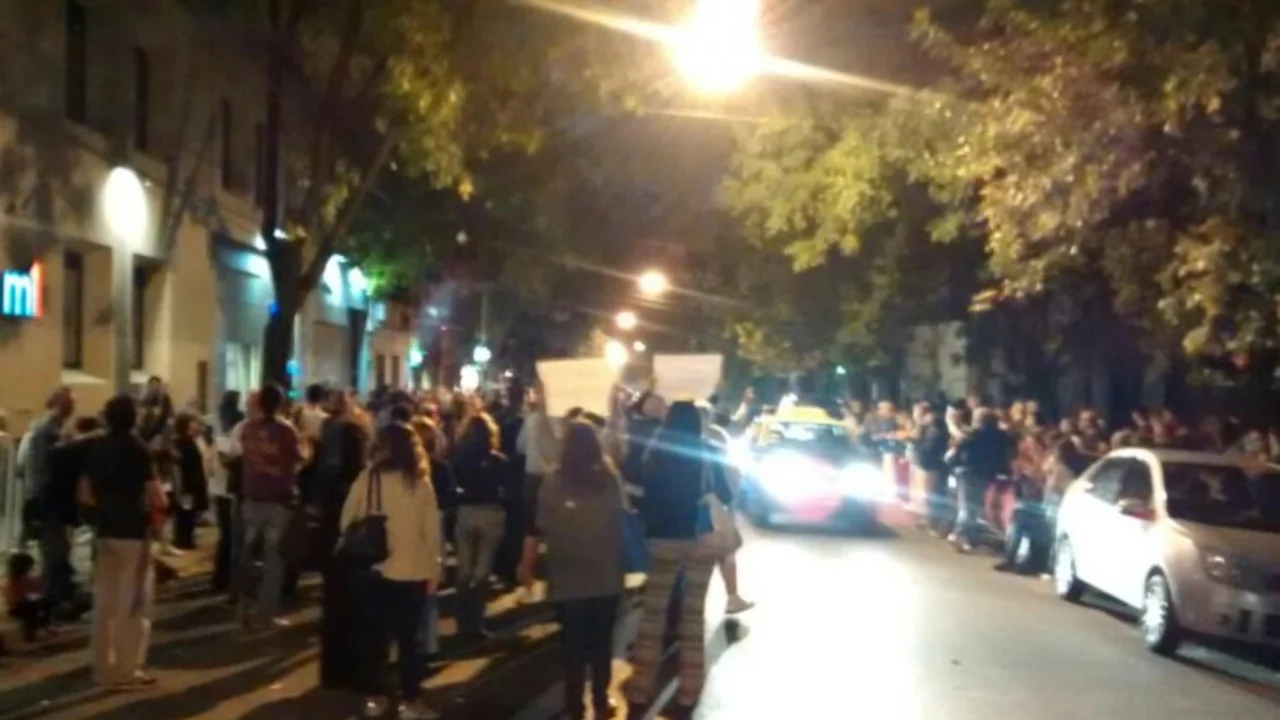 Masiva marcha en defensa de Navarro y Economía Política