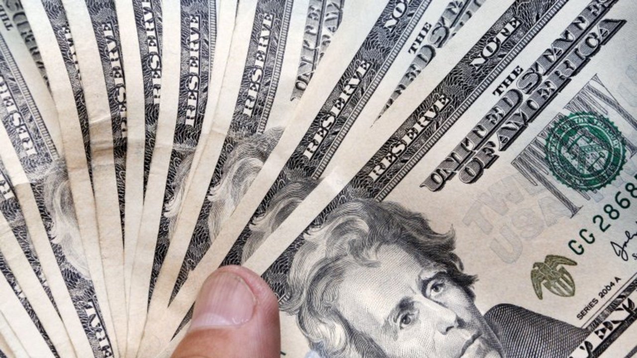 El dólar baja y cotiza a $14,58