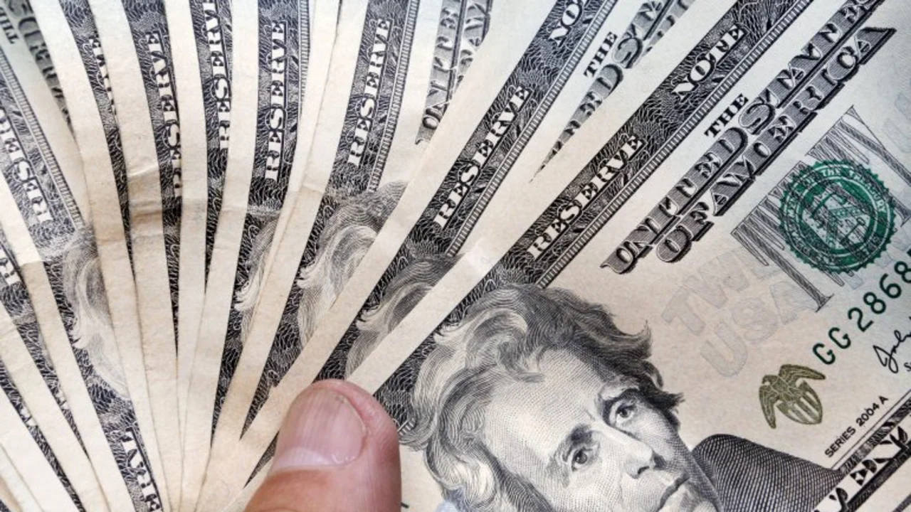 El dólar baja y cotiza a $14,58