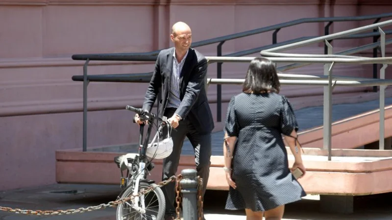 Insólito: Dietrich siguió a la comitiva de Obama ¡en bici!