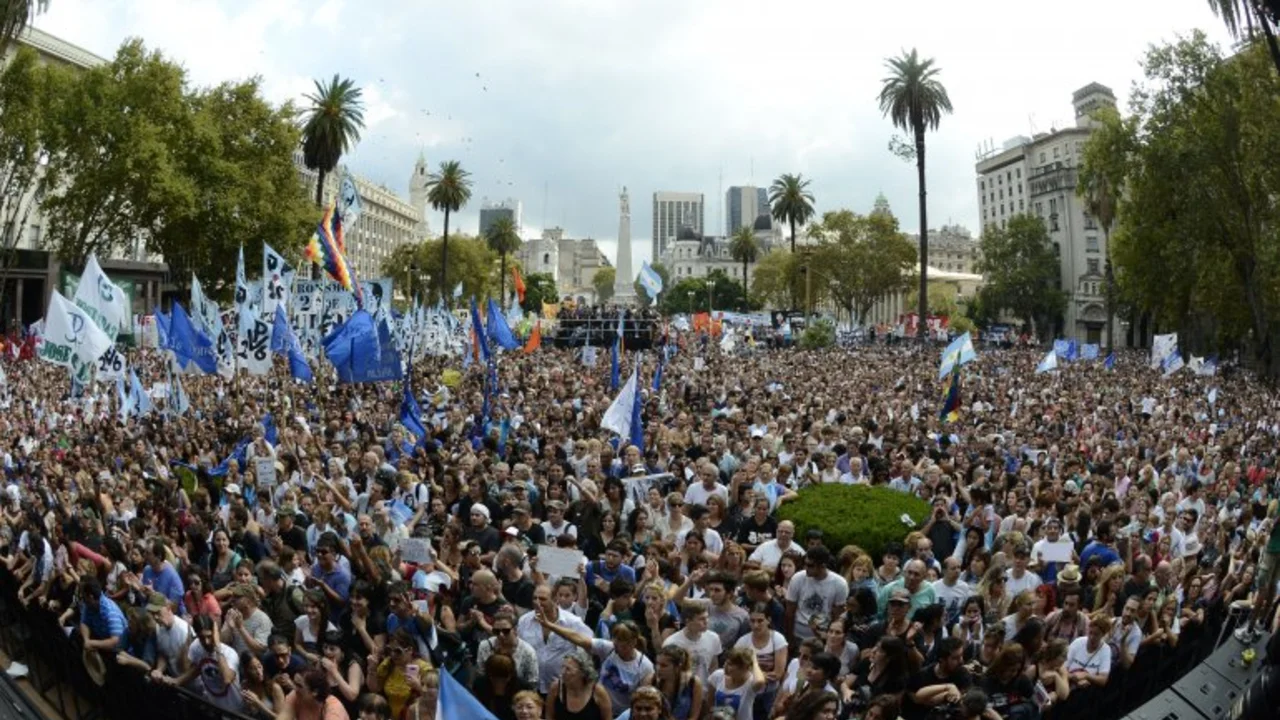 Nunca Mas: masiva marcha a 40 años del golpe militar