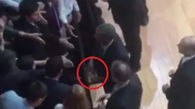 Obama se sacó el anillo para saludar a un grupo de argentinos y desató la polémica Obama se sacó el anillo para saludar a un grupo de argentinos y desató la polémica