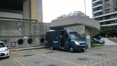 Tras los despidos masivos, efectivos policiales sitiaron la Biblioteca Nacional Tras los despidos masivos, efectivos policiales sitiaron la Biblioteca Nacional