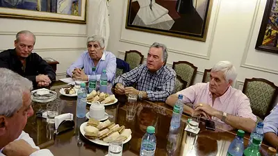 Todas las centrales gremiales presionan para prohibir los despidos por un año Todas las centrales gremiales presionan para prohibir los despidos por un año