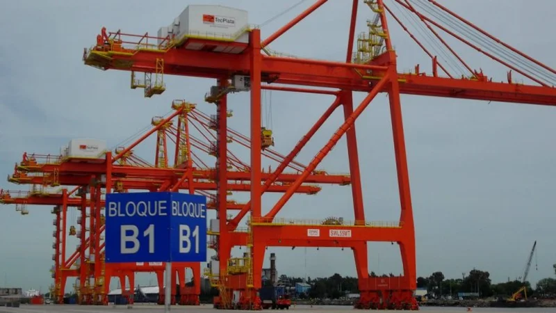 Despiden a más de 100 trabajadores en una terminal de contenedores