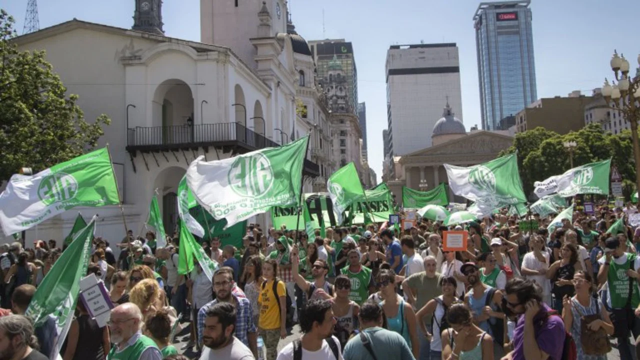 Convocan a una vigilia para defender los puestos laborales en Cultura