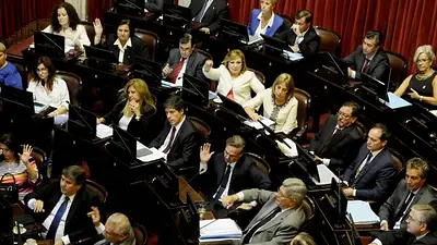 El Gobierno consiguió la ley para pagar buitres con ayuda del PJ alineado a gobernadores El Gobierno consiguió la ley para pagar buitres con ayuda del PJ alineado a gobernadores