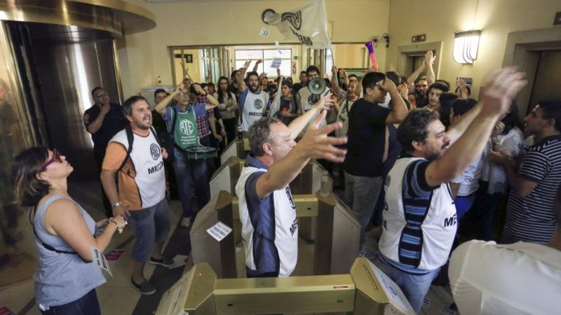 El Día D para los estatales: en varias dependencias se notifican despidos