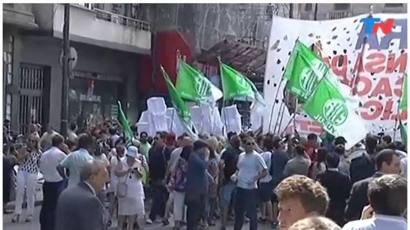 Macri fue recibido por los docentes que protestaban frente al Congreso