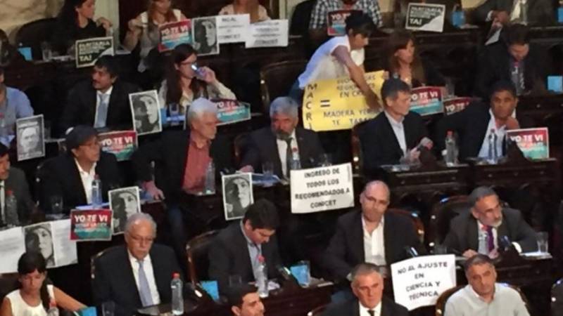 La réplica de la oposición a Massot: qué dicen los carteles contra Macri