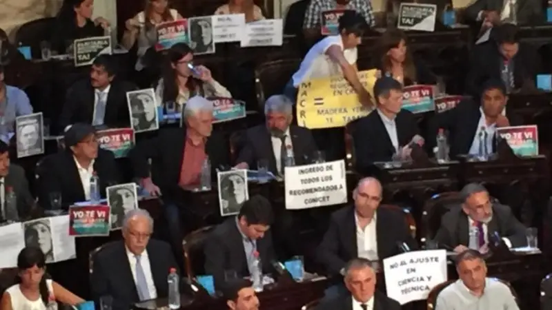 La réplica de la oposición a Massot: qué dicen los carteles contra Macri