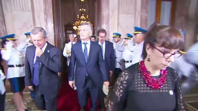 Insólito: maullaron a Macri a la salida del Congreso