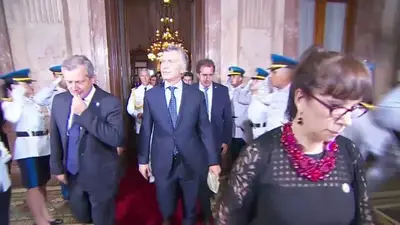 Insólito: maullaron a Macri a la salida del Congreso Insólito: maullaron a Macri a la salida del Congreso