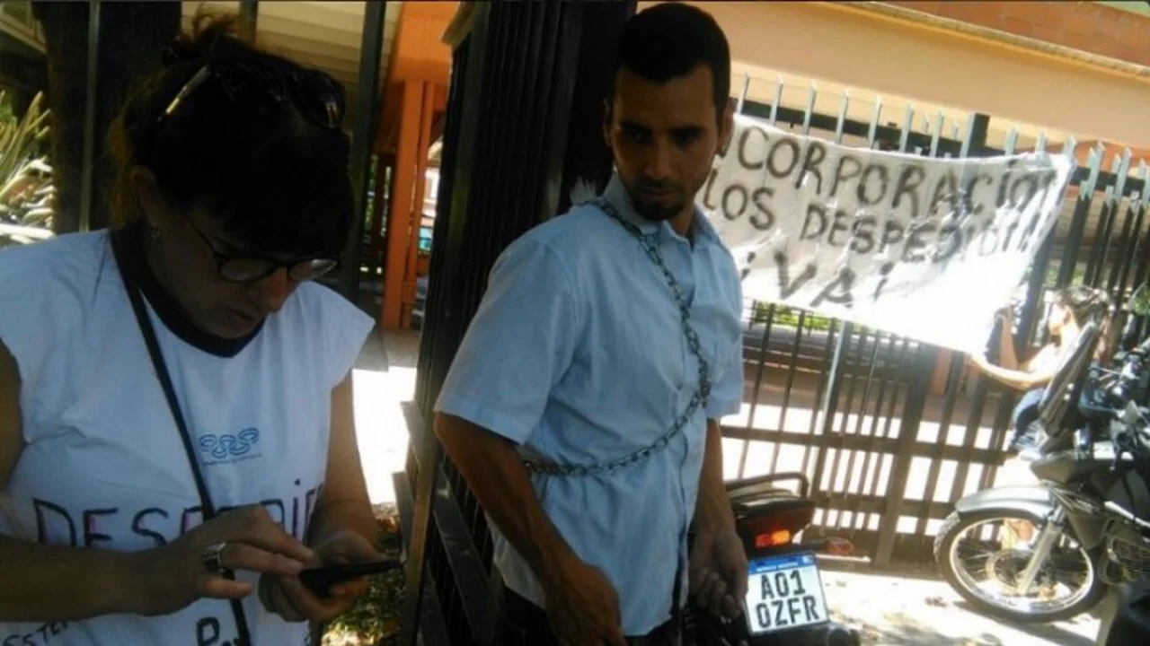 Trabajadores despedidos pasaron la noche encadenados a la Secretaría de Deportes