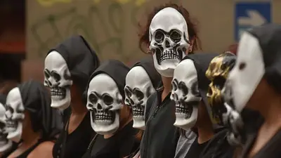 Mujeres marcharon con caretas para pedir presupuesto contra la violencia de género Mujeres marcharon con caretas para pedir presupuesto contra la violencia de género