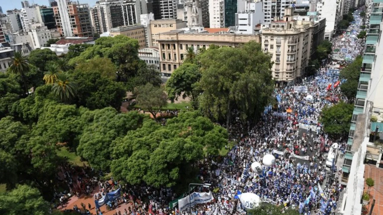Multitudinaria movilización de los docentes contra Macri