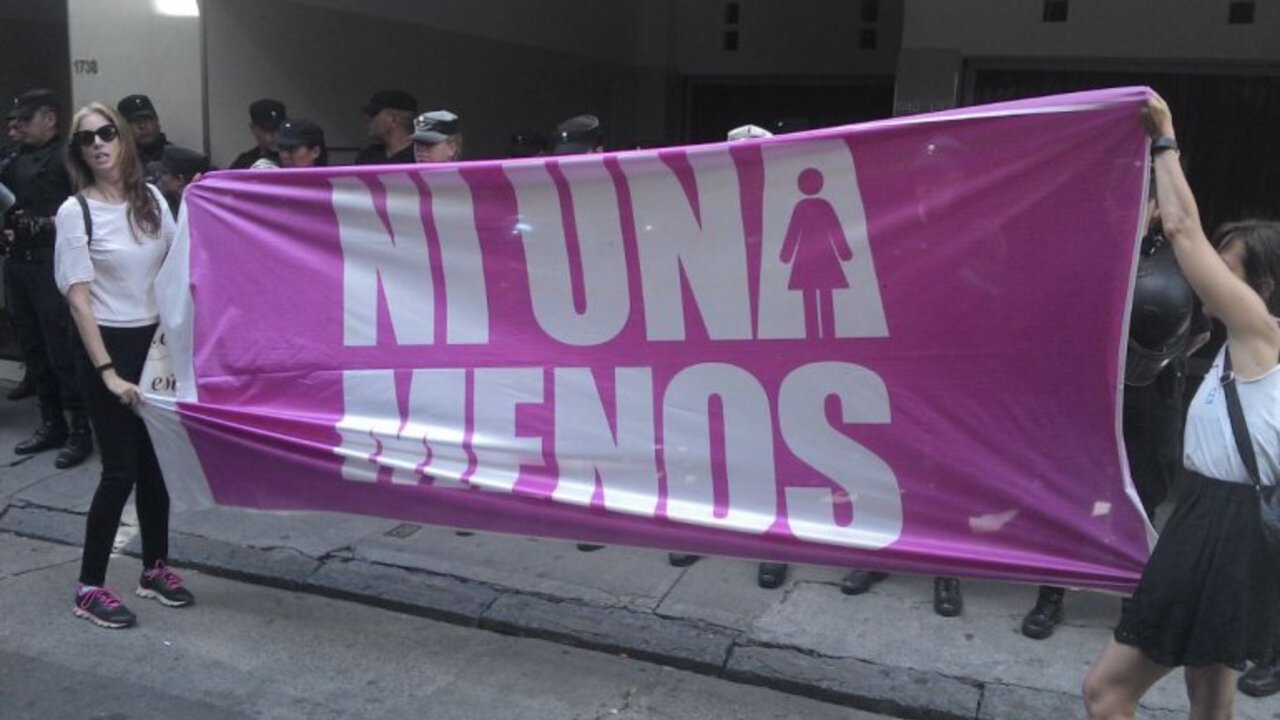 Detuvieron a seis mujeres por hacer pintadas en favor del #NiUnaMenos