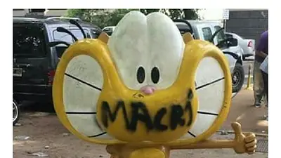 La irónica pintada contra Gaturro con un mensaje para Macri La irónica pintada contra Gaturro con un mensaje para Macri