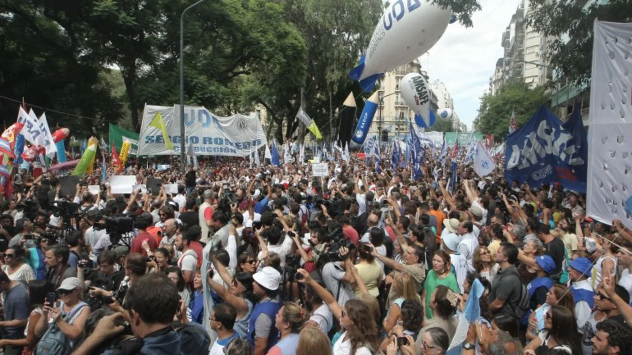 Prorrogan por 24 horas el paro docente en Provincia