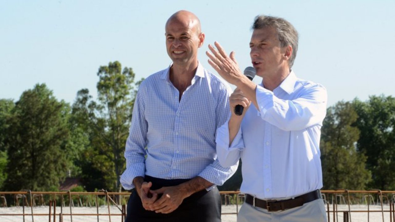 Insólito: el Gobierno presentó un viejo avión de Sol ploteado por una "low cost"