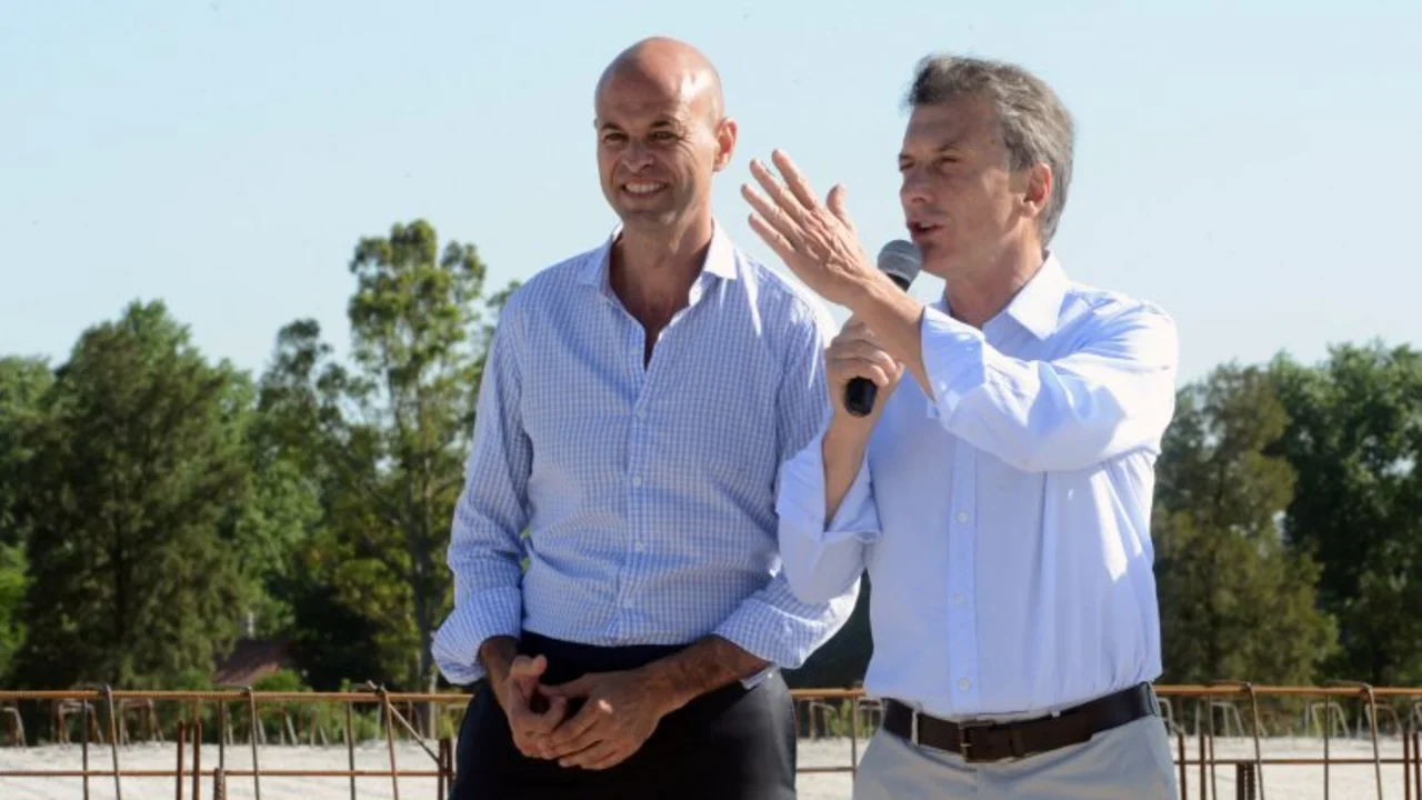 Insólito: el Gobierno presentó un viejo avión de Sol ploteado por una "low cost"
