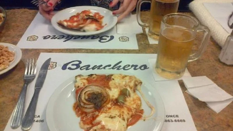 Escrachan a una conocida pizzería: $600 por una pizza y dos cervezas