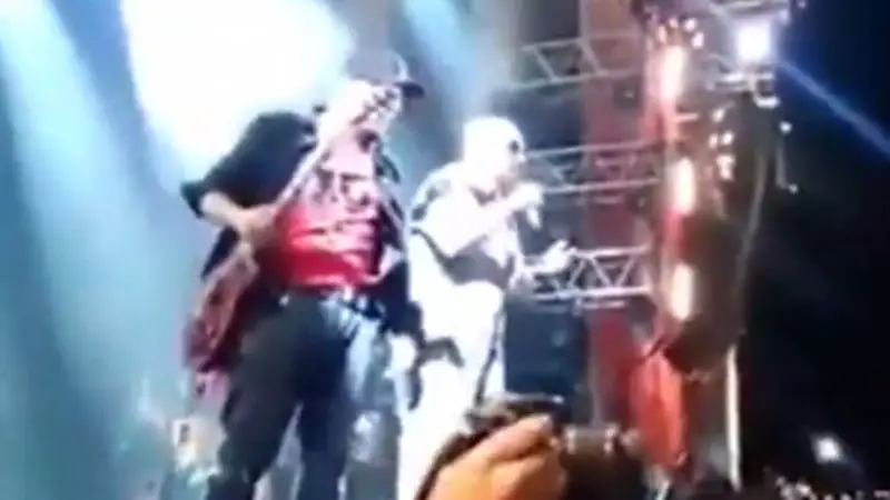 El momento en que El Indio ve la avalancha y detiene el show