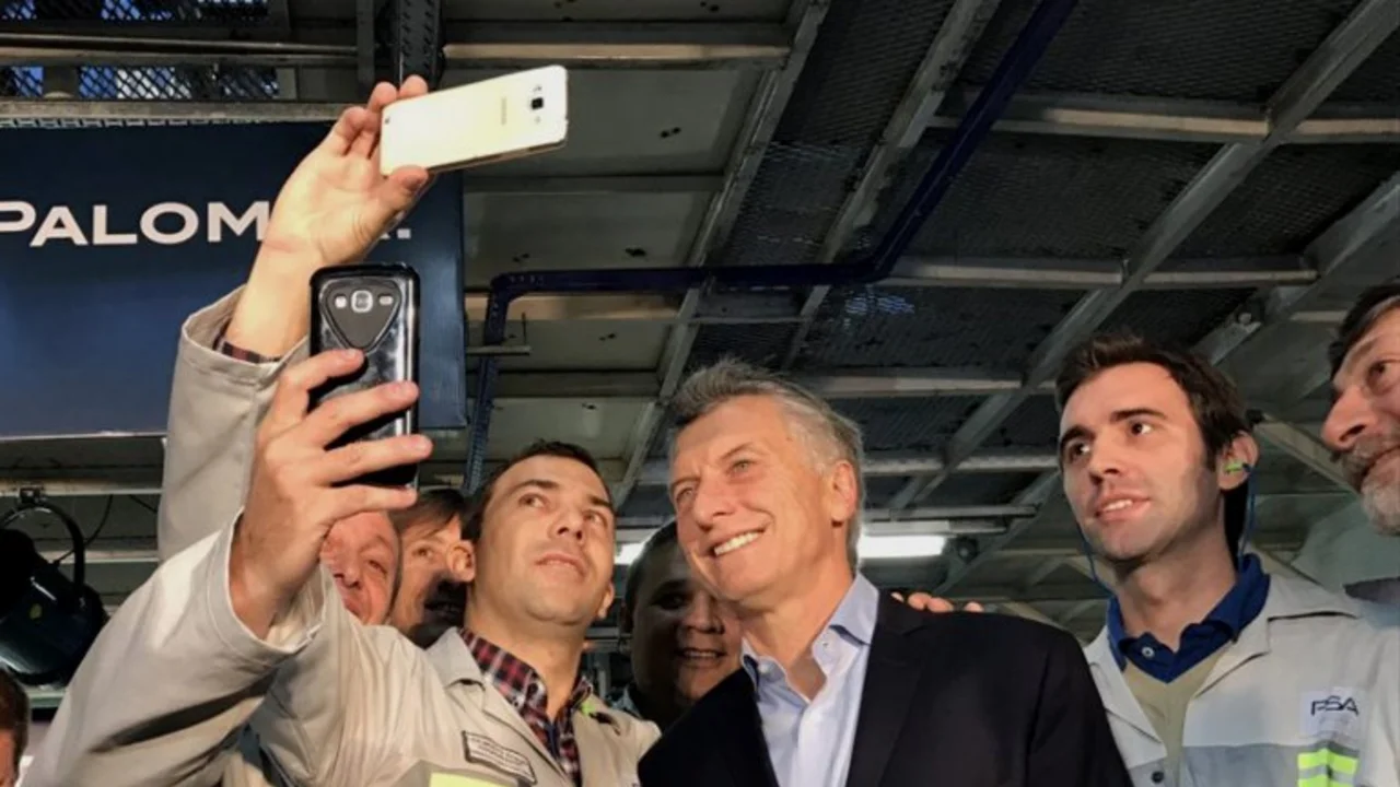 Otro video grabado por trabajadores expone una nueva puesta en escena de Macri