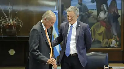El Gobierno recortó la comisión de las tarjetas, pero no bajó los precios El Gobierno recortó la comisión de las tarjetas, pero no bajó los precios