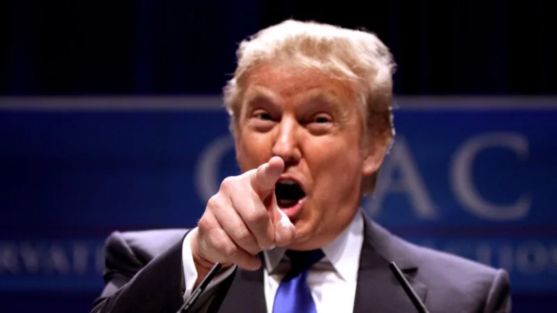Trump no le quiso dar la mano a Merkel y le exigió una deuda