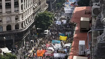Masiva movilización de los docentes de todo el país hacia Plaza de Mayo Masiva movilización de los docentes de todo el país hacia Plaza de Mayo