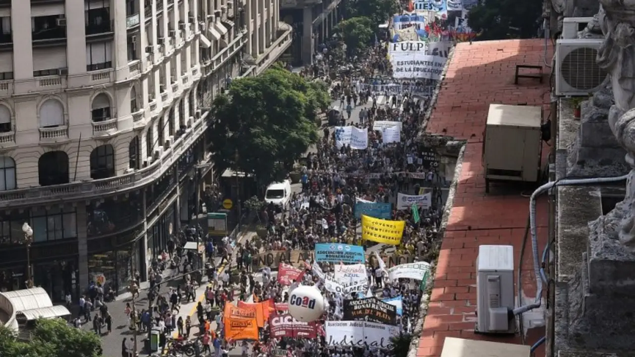 Masiva movilización de los docentes de todo el país hacia Plaza de Mayo