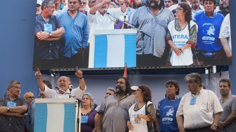 Micheli le reclamó al Gobierno "paritarias sin techo y parar los despidos"